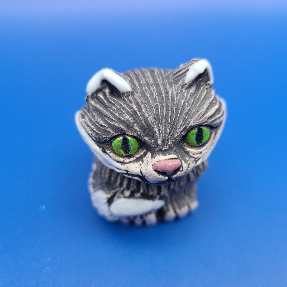 Hand Sculpted Signed Studio Art Pottery Grey Clay Cat Figurine Green Eyes 2"High - Picture 7 of 9